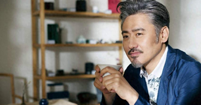 善恶终有报,54岁移居美国的吴秀波,从叔圈顶流变成了发福的大叔!