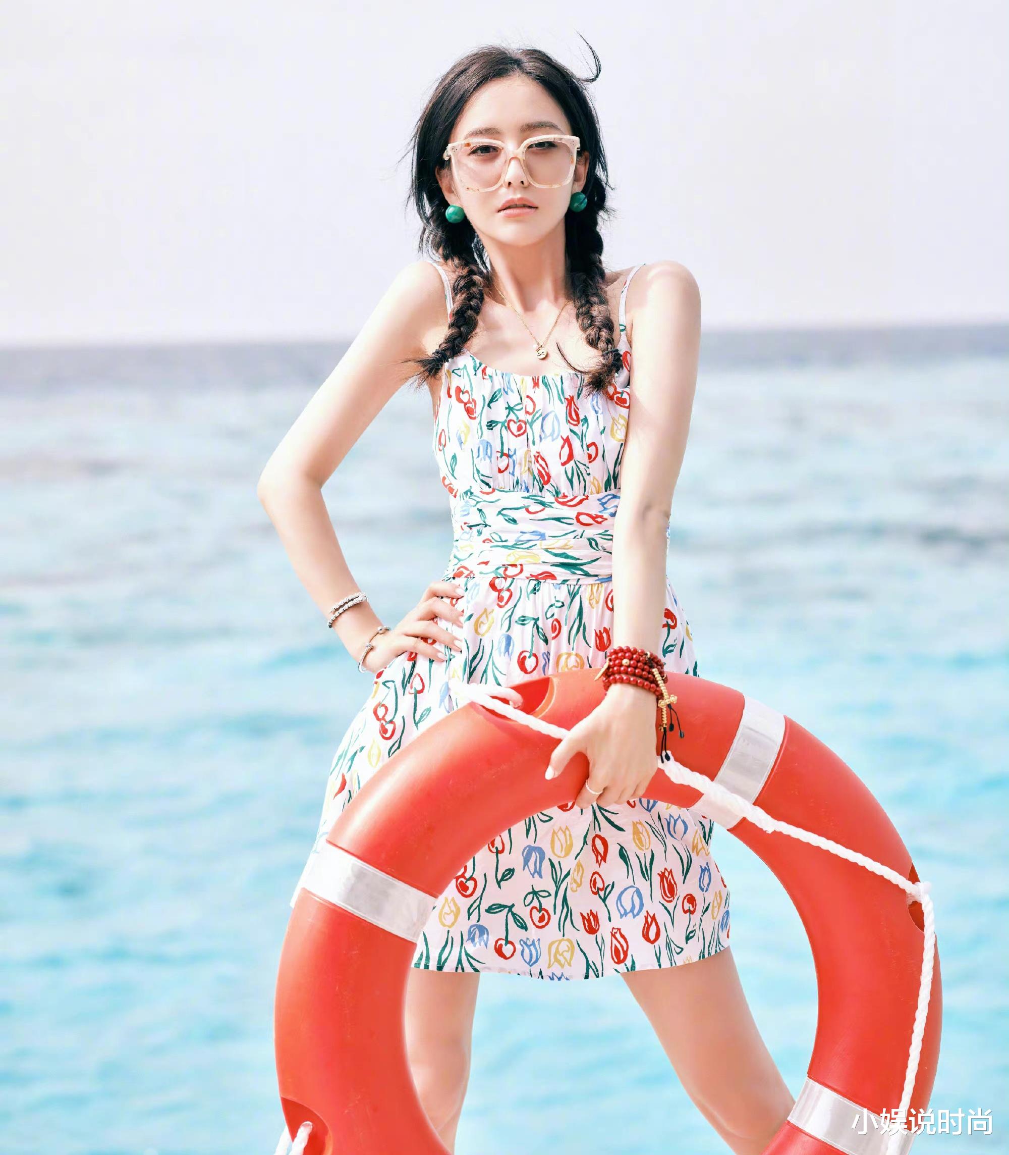 佟丽娅|39岁佟丽娅状态真好,穿碎花吊带裙扎麻花辫,甜美娇俏似18岁少女