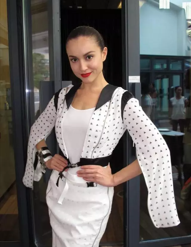 为嫁豪门5年连生4娃，拿5亿分手费在英国逍遥自在 如今38岁惨了！