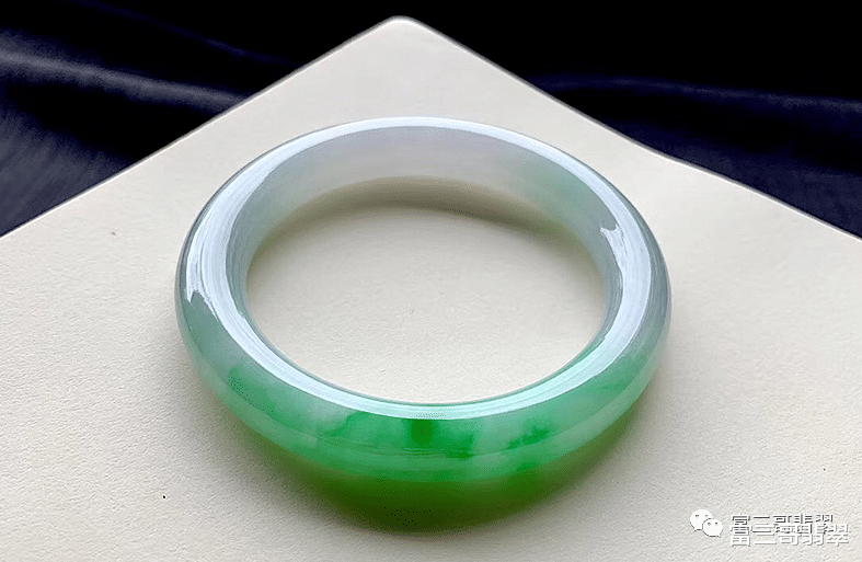 玛瑙|小七位数翡翠原石,切出30多只白底青手镯,看着就赏心悦目!