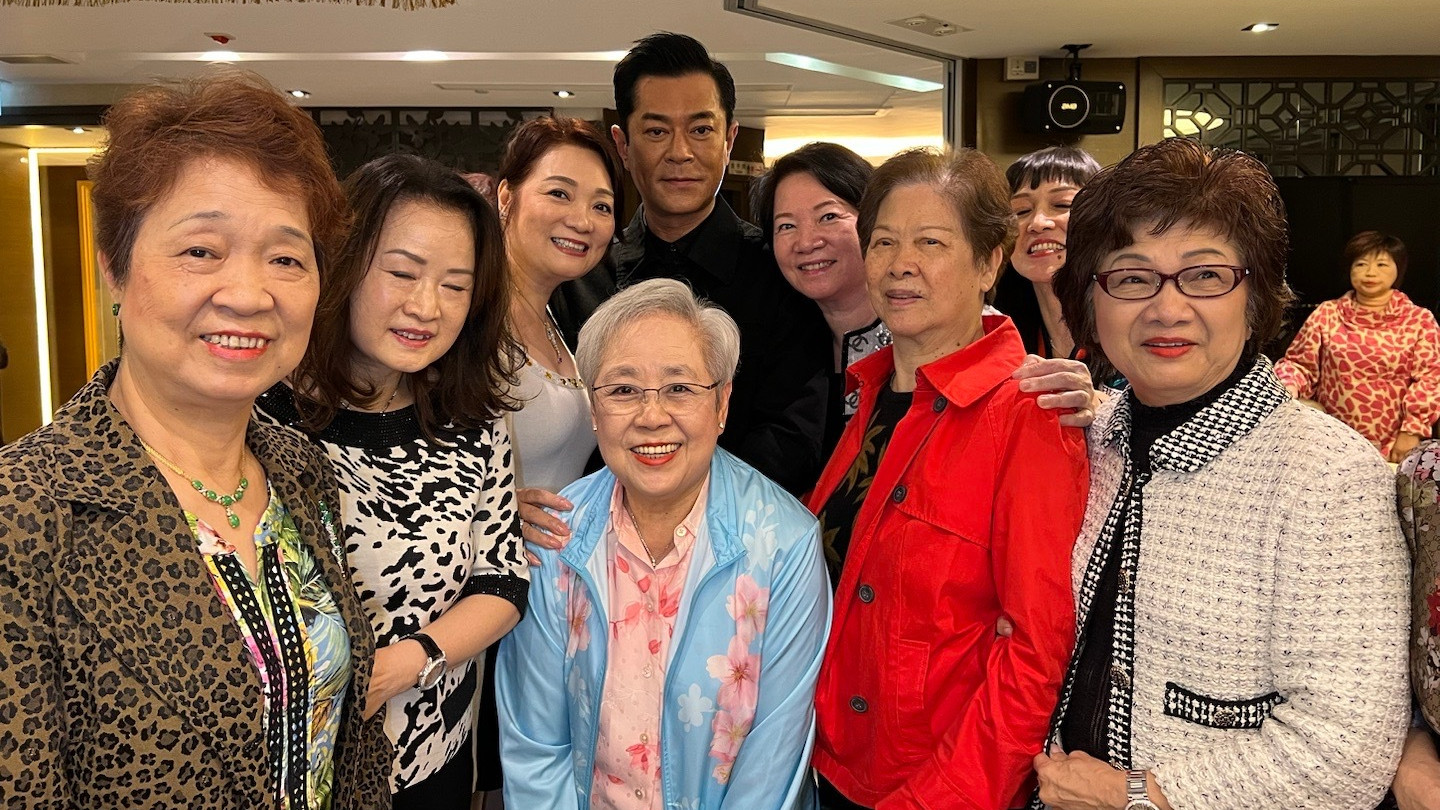 古天乐|古天乐妈妈宴请一众阔太，古仔帮忙招待很贴心，被围着合影人气高