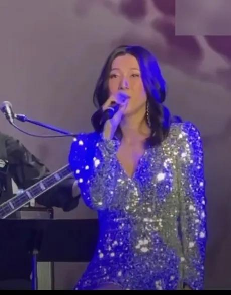 钟嘉欣|钟嘉欣三胎后现身!细腰大长腿,透露惊喜消息