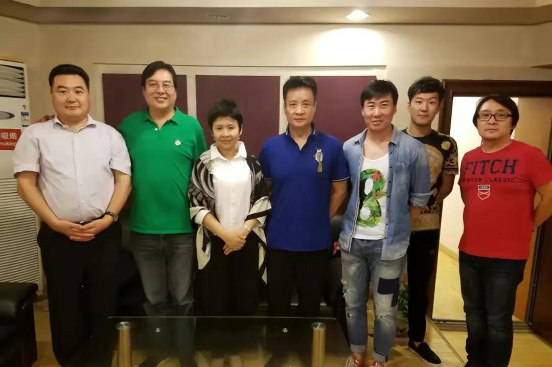 一百万一夜？赖昌星揭露两人真实关系，歌唱家董文华为何会退圈呢？