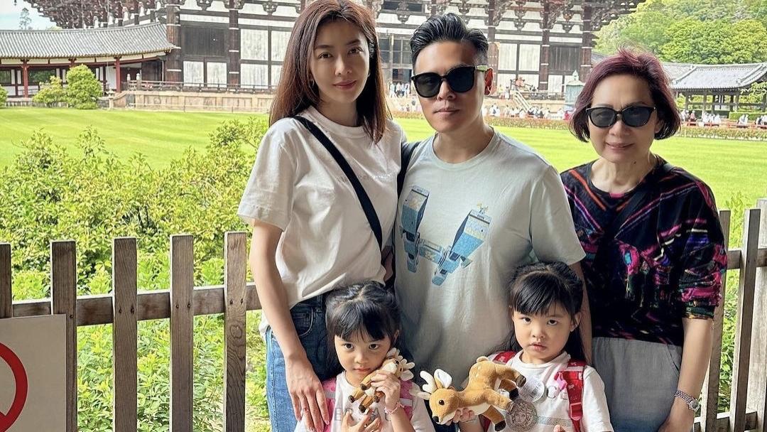熊黛林|熊黛林富豪老公晒全家福，带双胞胎女儿到内地旅行，婆媳罕见同框