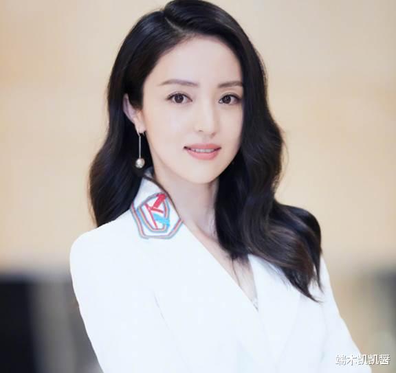 董璇一家3口穿亲子装同框，高云翔剃光头被冷落，全程卖力带女儿