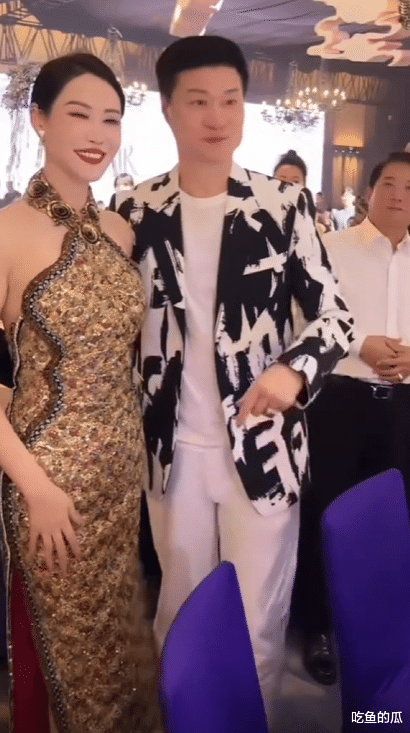 范冰冰72岁父亲引发争议，试图亲吻新娘未果，颜值如返老还童