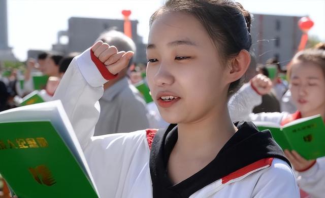 普京|留学生许可馨再惹争议，曾发文诋毁祖国，如今回国投简历被打脸