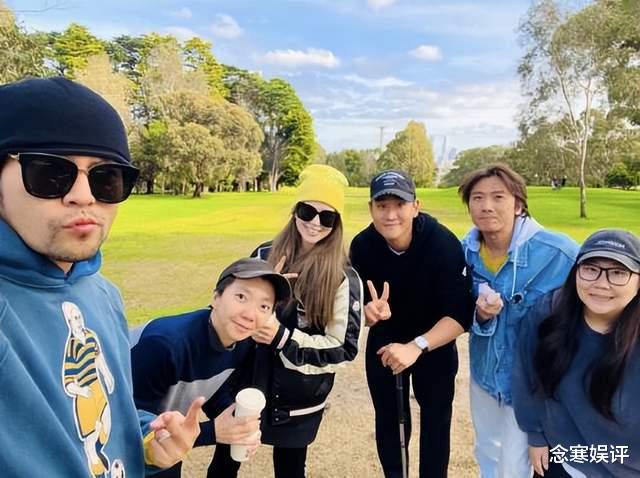 周杰伦|周杰伦在私人飞机上喝果茶，胡子拉碴不顾形象，表示不害怕会长胖