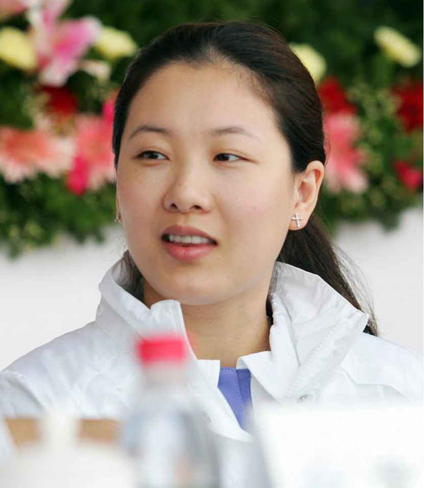 伏明霞郭晶晶作为冠军师姐妹，同嫁香港却不来往，背后有何隐情？