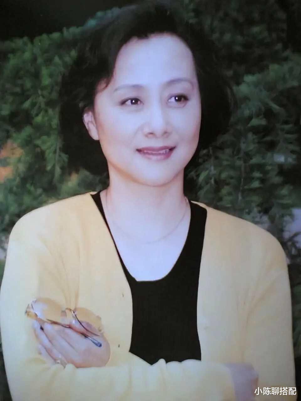 黄梅莹 黄梅莹是我见过最优雅的女人，穿长裙烫卷发，微胖有皱纹也优雅