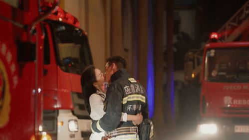 吻戏|炸裂程度满分!陈伟霆和章若楠的火场吻戏引发观众热议