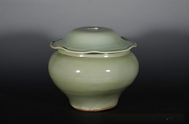 |以色为美的南宋梅子青釉瓷器