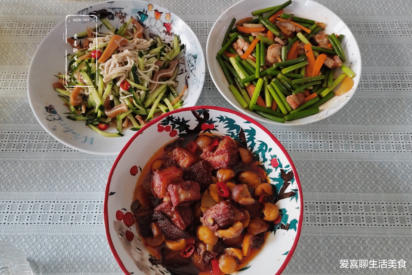 凉拌|放假4天,儿子晒爸妈做的饭引争议,网友:差异太大,真实又搞笑!