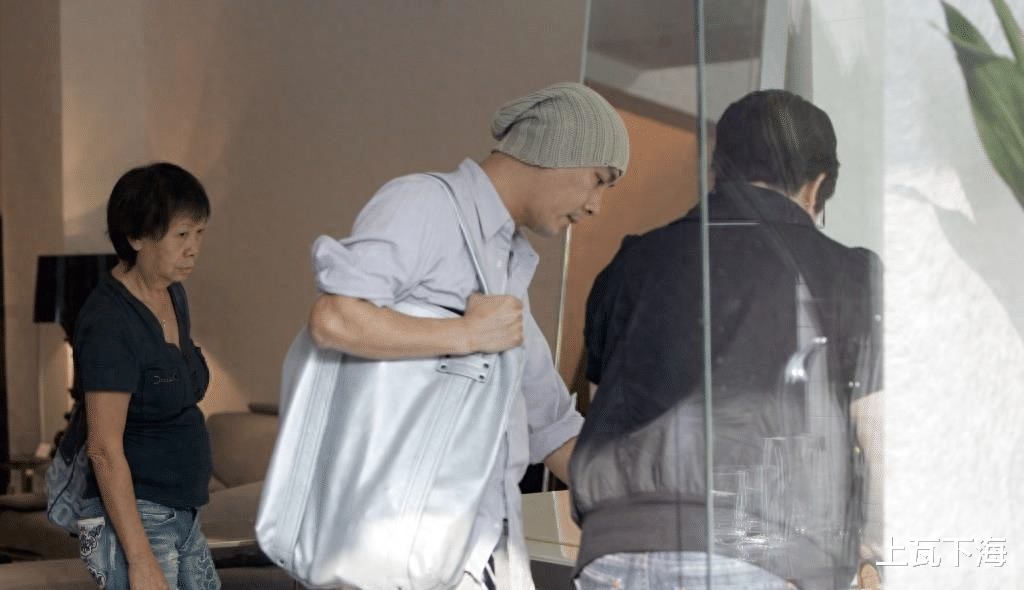 张卫健太孝顺!带8旬母亲吃饭凭光头被认出,为照顾母亲夫妻分居