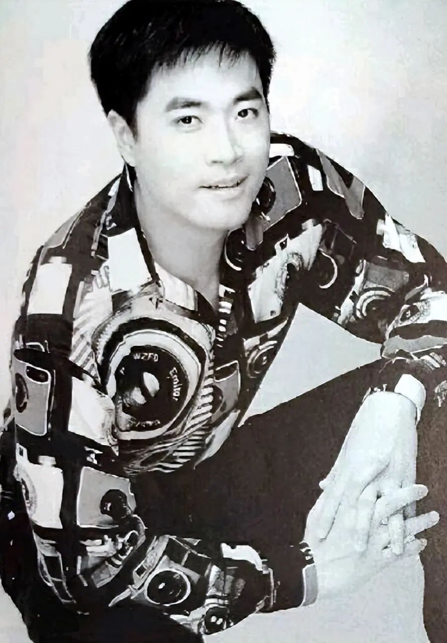 红极一时的陈庭威：爱情破碎后父亲离世，害怕变老62岁不敢结婚