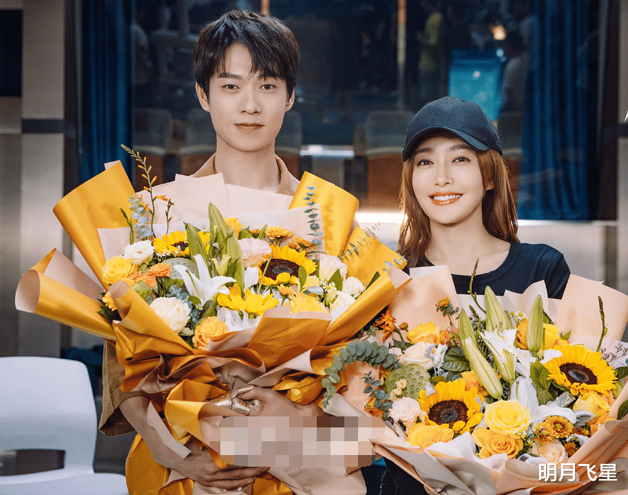 魏大勋|魏大勋秦岚没分手！二人在雨中约会好浪漫，岚姐主动挽手小鸟依人