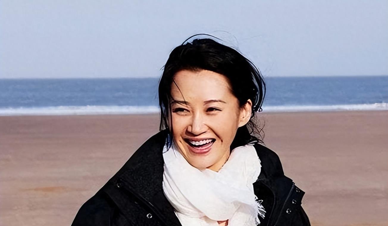 她一生中“风流成性、老少通吃”，撩汉无数，至今54岁却依旧是单身