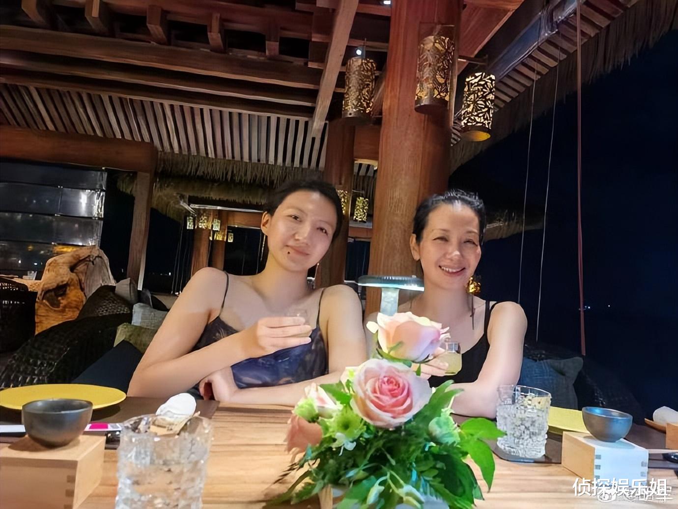 胡军晒全家福庆七夕，九儿康康遗传爸爸高个子，同款高颜值抢镜