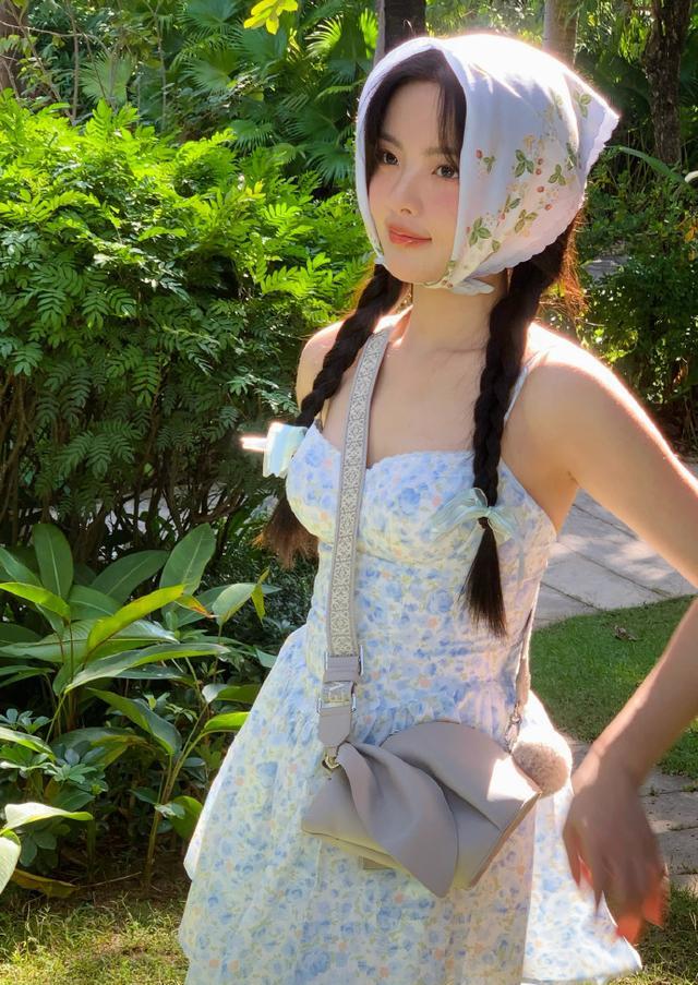 发型 杨超越碎花短裙大秀香肩美腿！雪肤玉貌性感魅力猛增