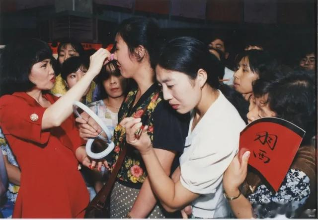 靳羽西|春晚前排坐了20年的她,到底什么来头?