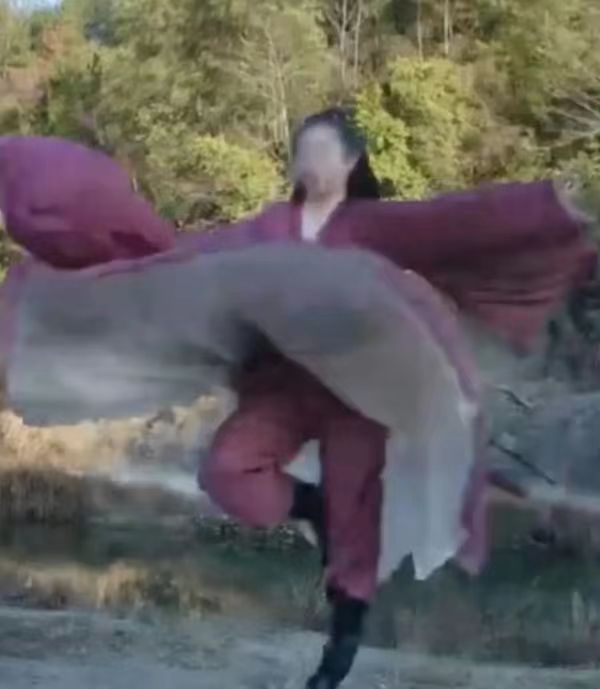 《一念关山》首播收视爆表,刘诗诗演技受争议,频繁用替身露馅,假吃端着板脸装