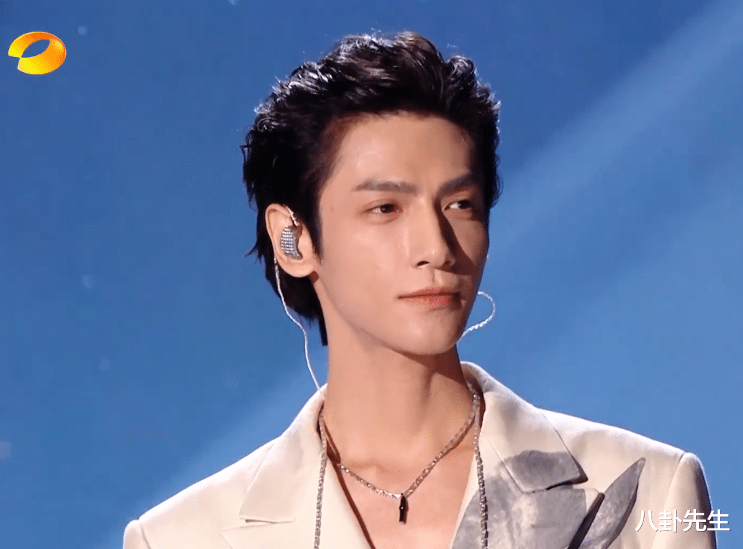 芒果晚会明星状态：萧亚轩脸僵认不出，吴谨言古装扮相赢孟子义