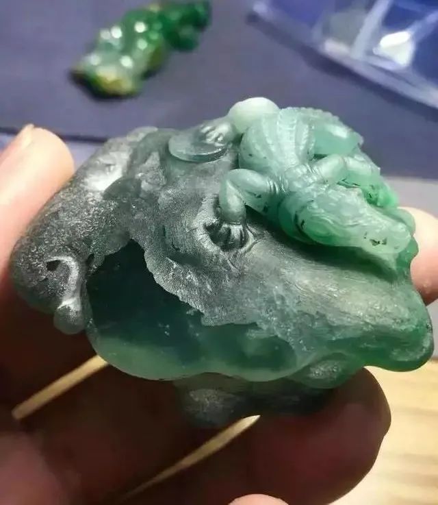 雕刻|绵重裂多的原石经大师神来之手，盘出来的货让人垂涎欲滴！