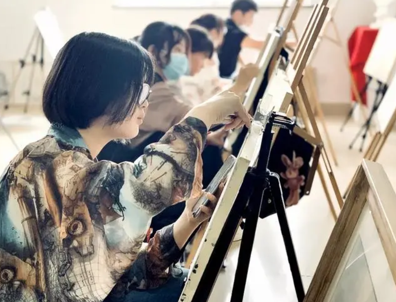 大学生|“没人脉就别碰”的3个专业，准大学生最好避开，看似热门却很坑