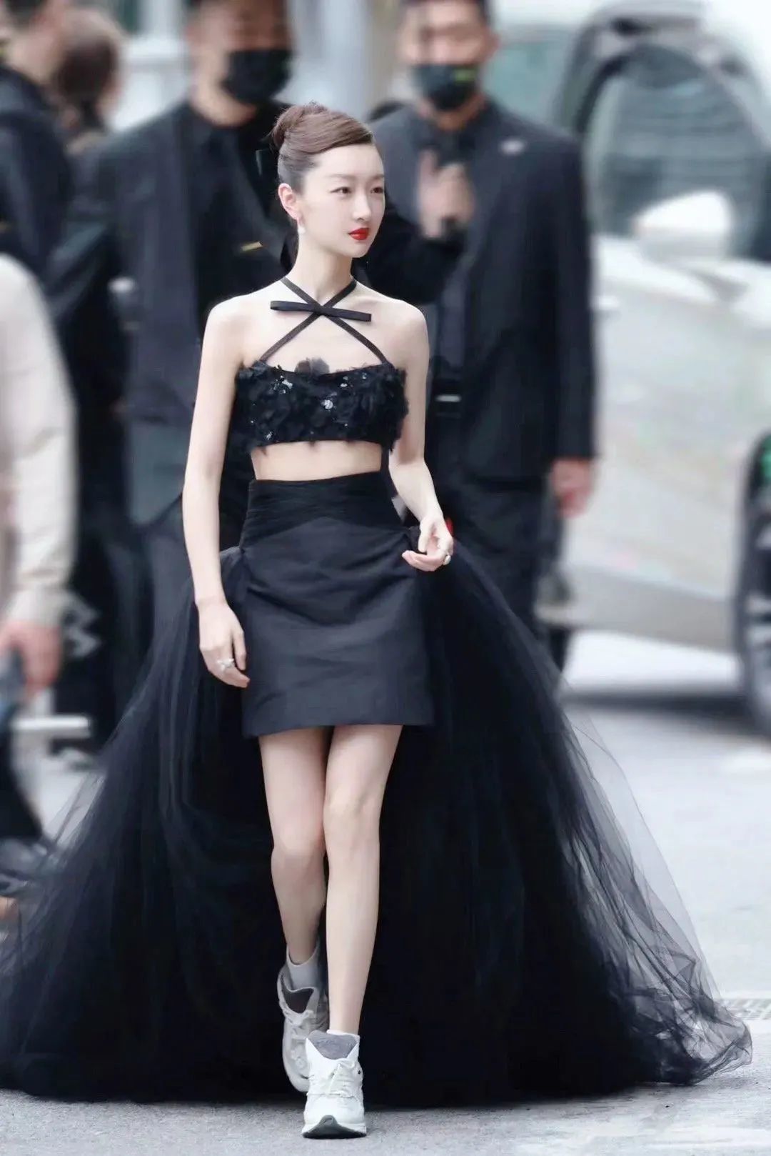 刘雯|周冬雨走秀走秀,金晨穿着暴露,刘雯顾盼生姿