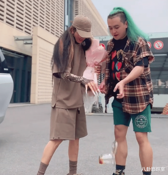 杨丽萍|杨丽萍造型引争议!超长指甲拿咖啡掉落不管,助理蹲地打扫显卑微