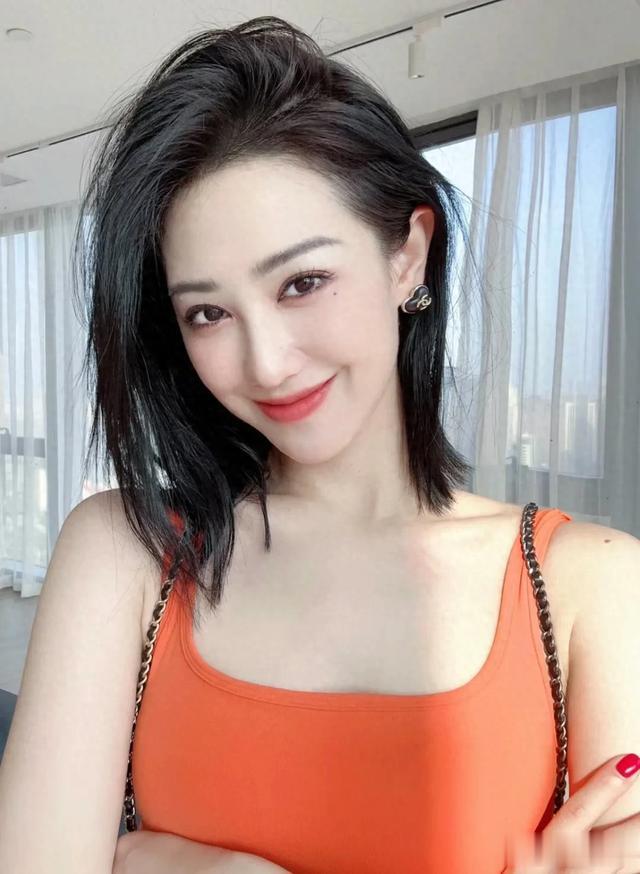 迷人的背心女孩