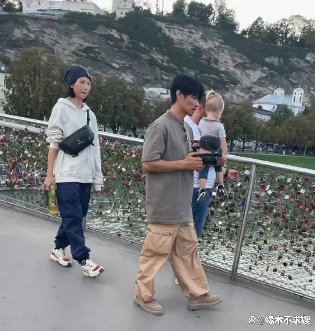 50岁蔡少芬迪士尼被偶遇，一身行头近4万，素颜比张晋年轻10岁！