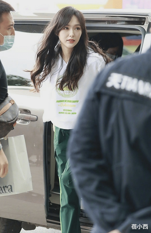 拍了《繁花》后唐嫣真会穿，又带火了3件套：毛衣、卫衣、香蕉裤