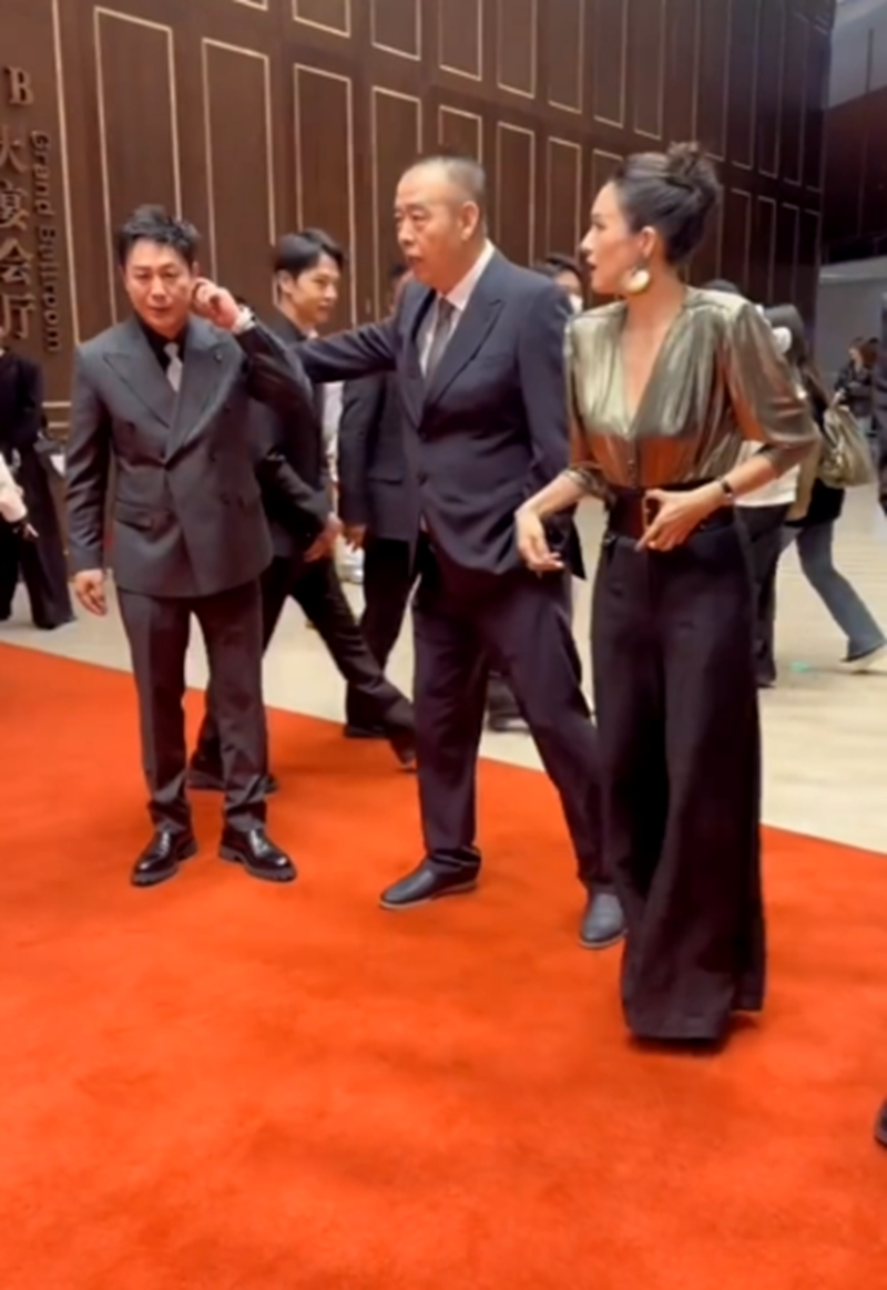 张颂文|张颂文参加北京电影节，被陈凯歌夸奖，章子怡还摸一下其胸针