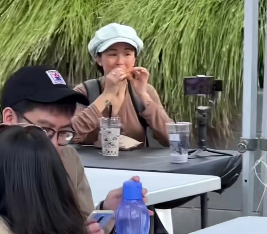 新西兰|知名港星移民新西兰被偶遇，光顾路边摊接地气，背大书包打扮朴素