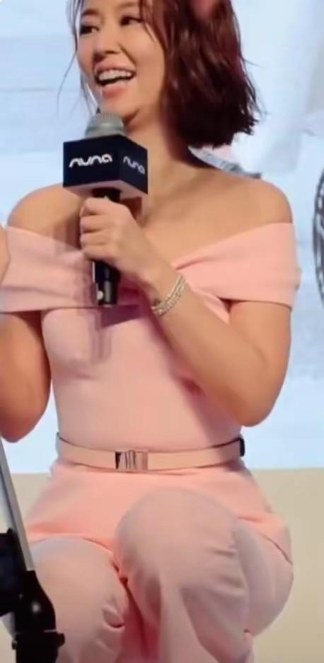 林心如|47岁林心如出席活动:凹凸有致,紧身衣勒出身材线条轮廓,还是那么美