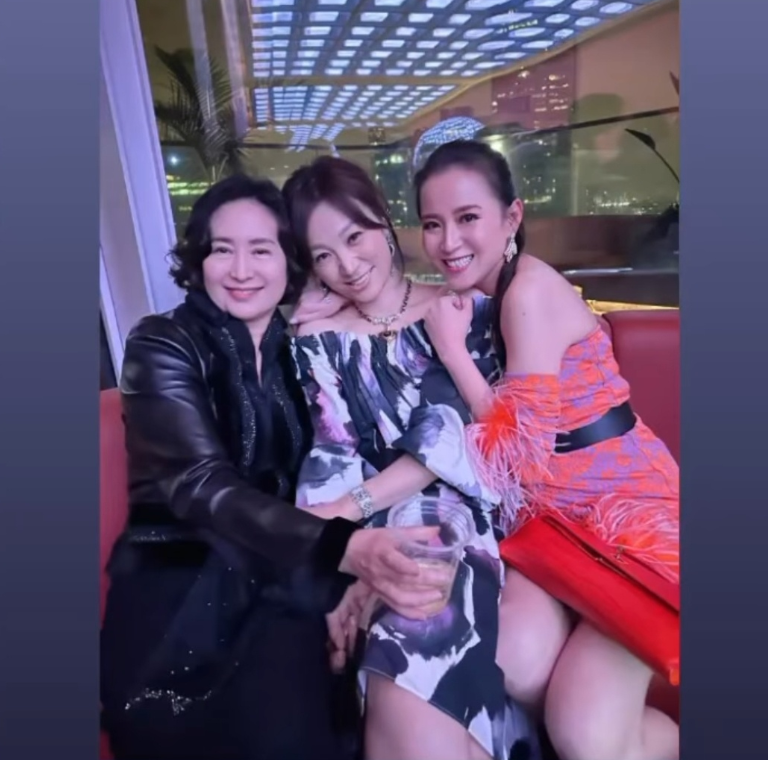 章泽天|30岁章泽天参加香港论坛！穿六万小香风十分淑女，手上钻戒更抢镜