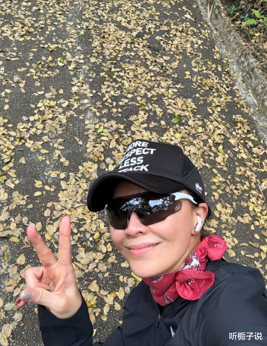 刘嘉玲在豪宅阳台赏烟火,闺蜜与爱人比心贴脸合照,丝毫不介意