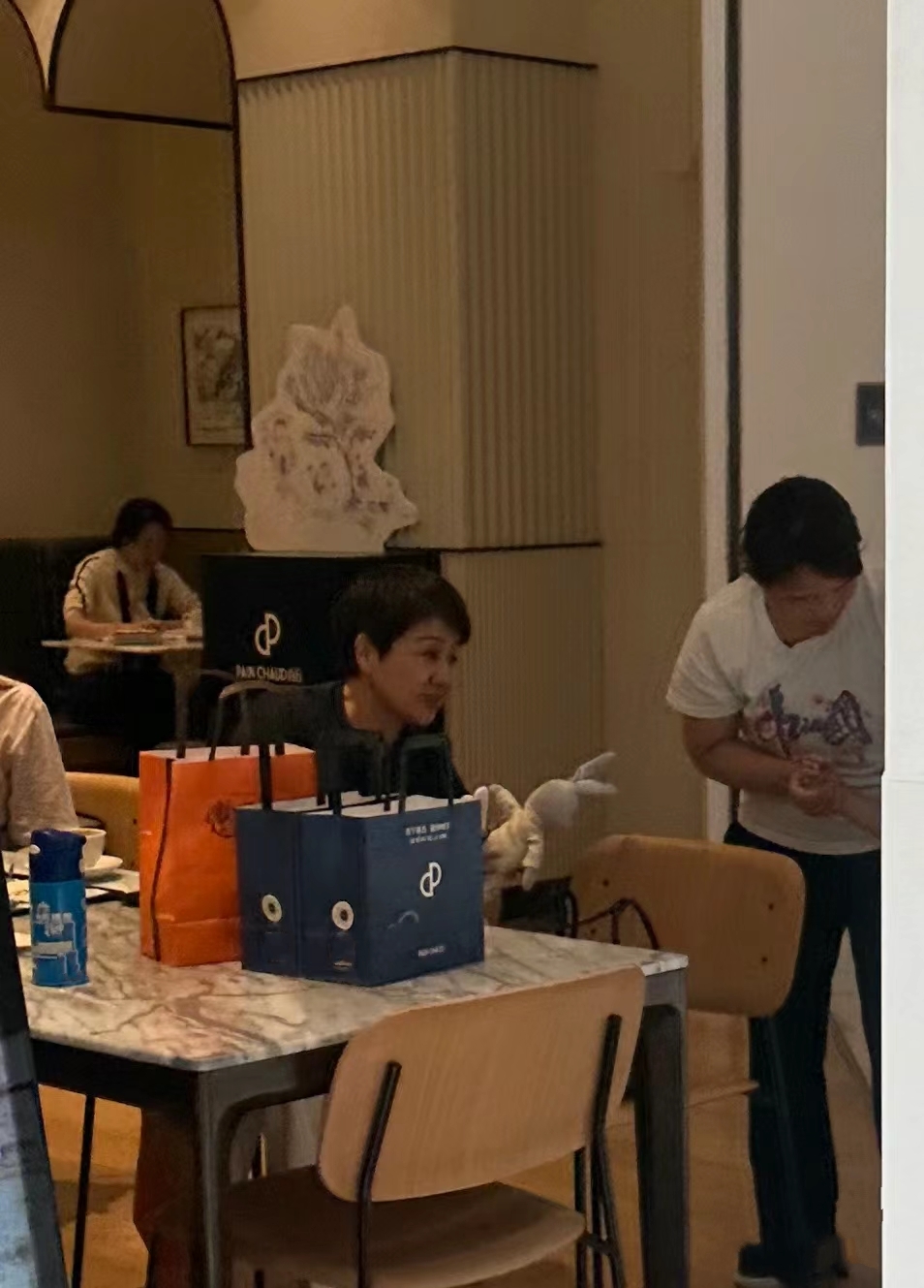 赌王四太梁安琪现身自家商场，亲自照顾孙子孙女，坐大堂吃饭接地气