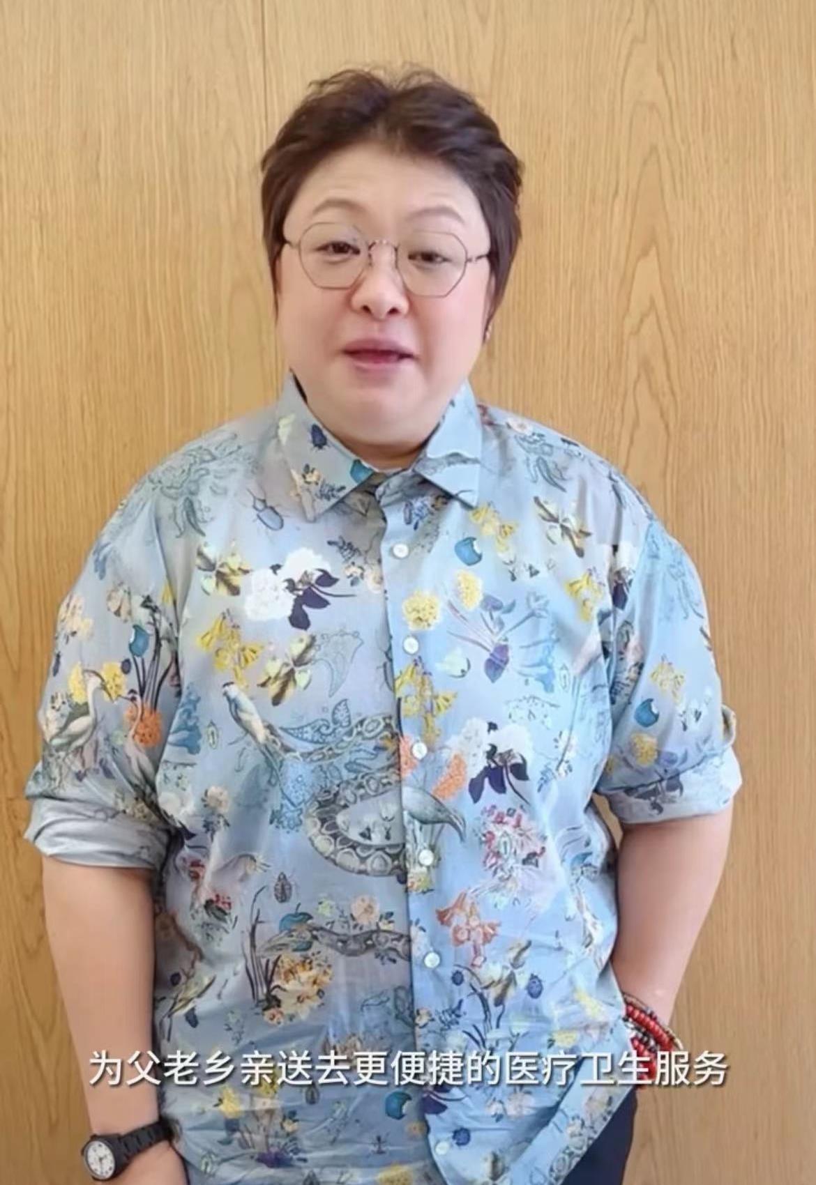 韩红终于现身！身材暴瘦，缺多颗牙齿状态萎靡，劳力士换称廉价手表