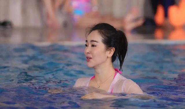 42岁左小青身材有多好?当她穿泳衣下水时,网友:这不煤气罐吗