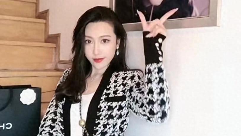 舅舅外公都是影帝，爸爸是国家一级演员，海归学历现在是网红