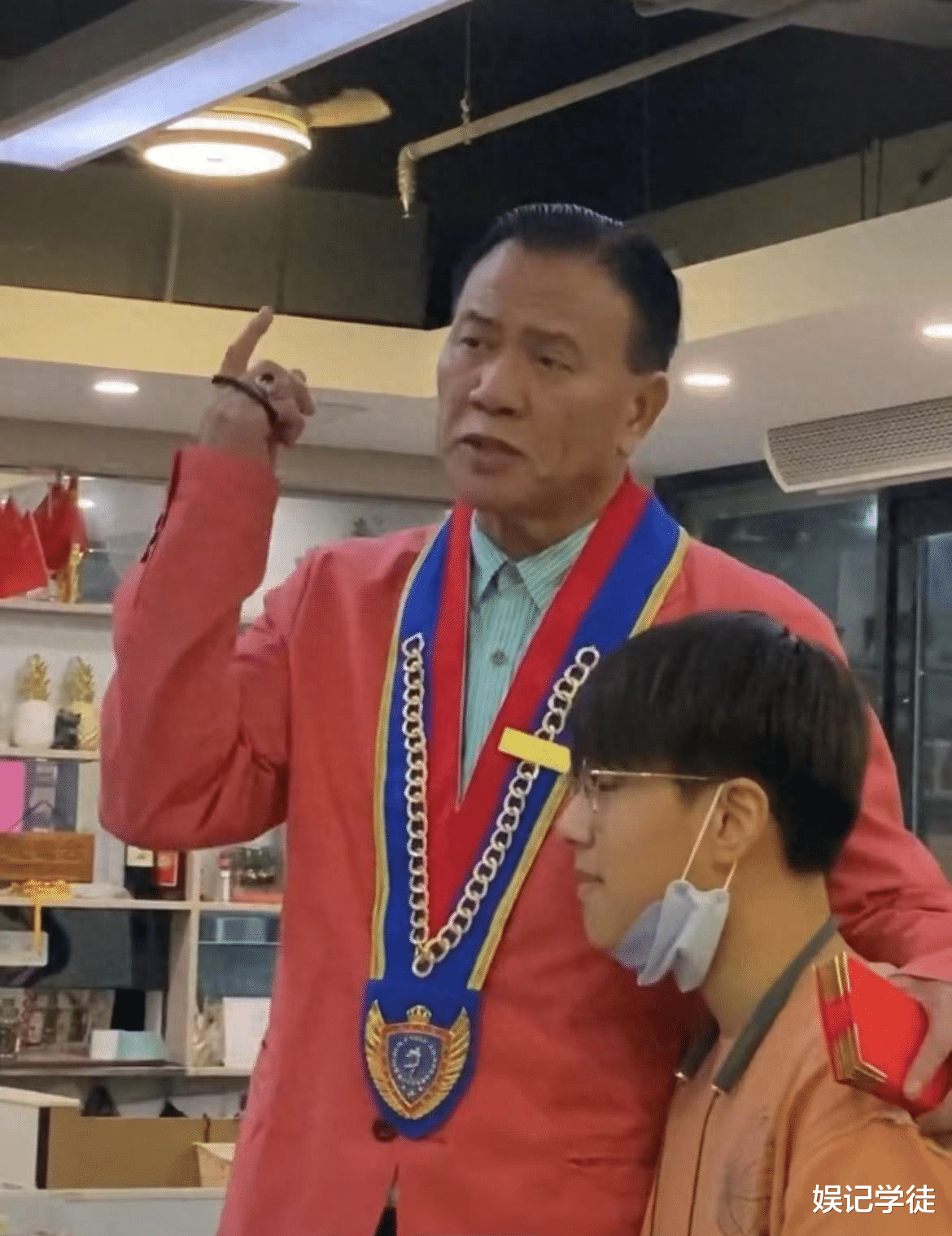 接地气还是博眼球?万梓良一家三口现身平价饭店,举止轻狂引热议