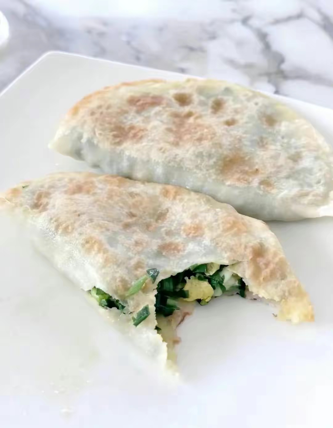 黄晓明回归故土过十一，晒妈妈做的韭菜盒子，网友：幸福的味道