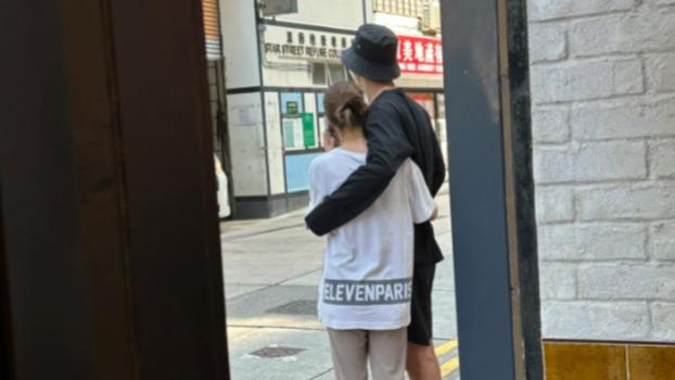 窦骁何超莲合体破婚变传闻，穿情侣拖鞋街头拥抱，身高差引热议