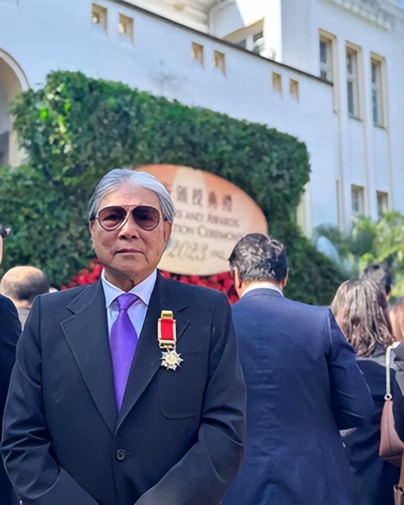 77岁霍震霆获“大紫荆”勋章,3个儿子与儿媳妇郭晶晶到场祝贺