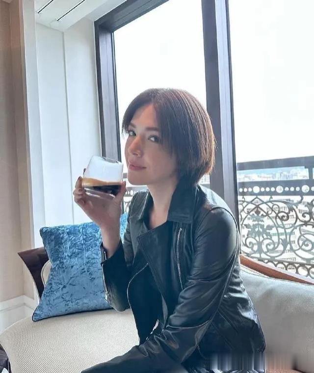 许玮甯剪短发之后,有一种干干净净的少年感