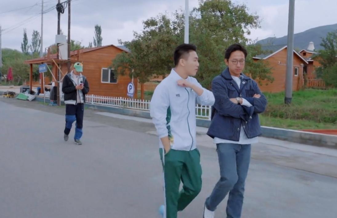 何猷君施伯雄两大豪门公子热聊,王彦霖周一围默默跟随,壁垒分明