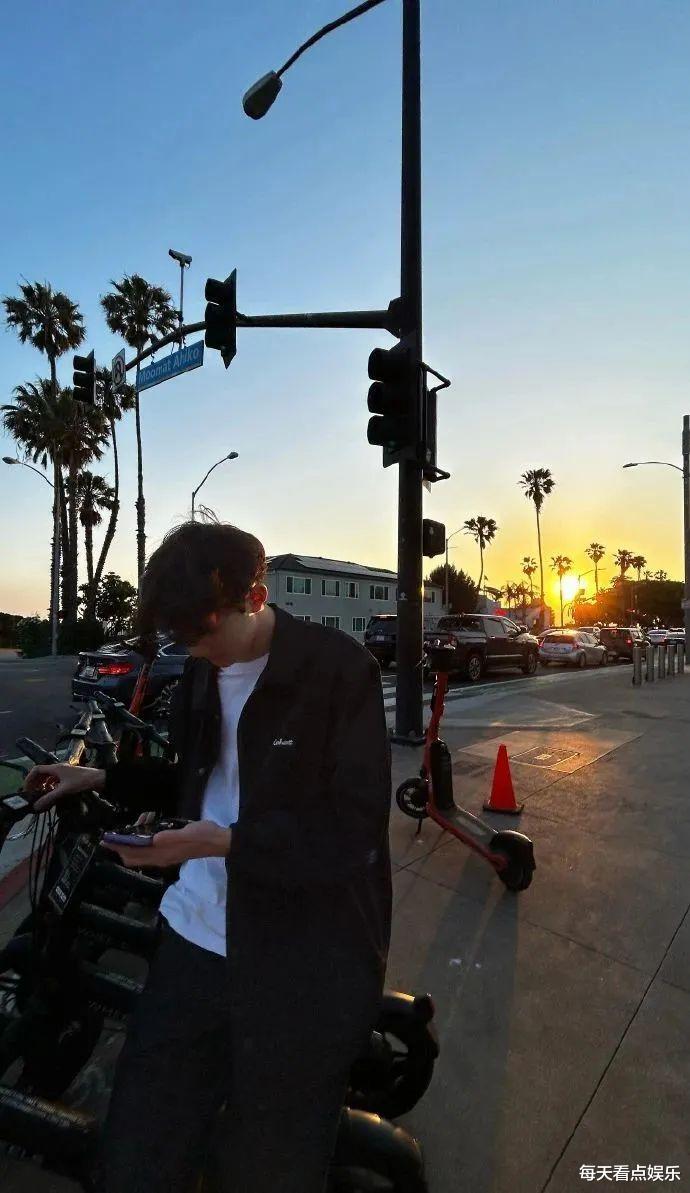 张智霖陪儿子美国度假!身高惊人超1米8,女友疑陪同,大长腿吸睛