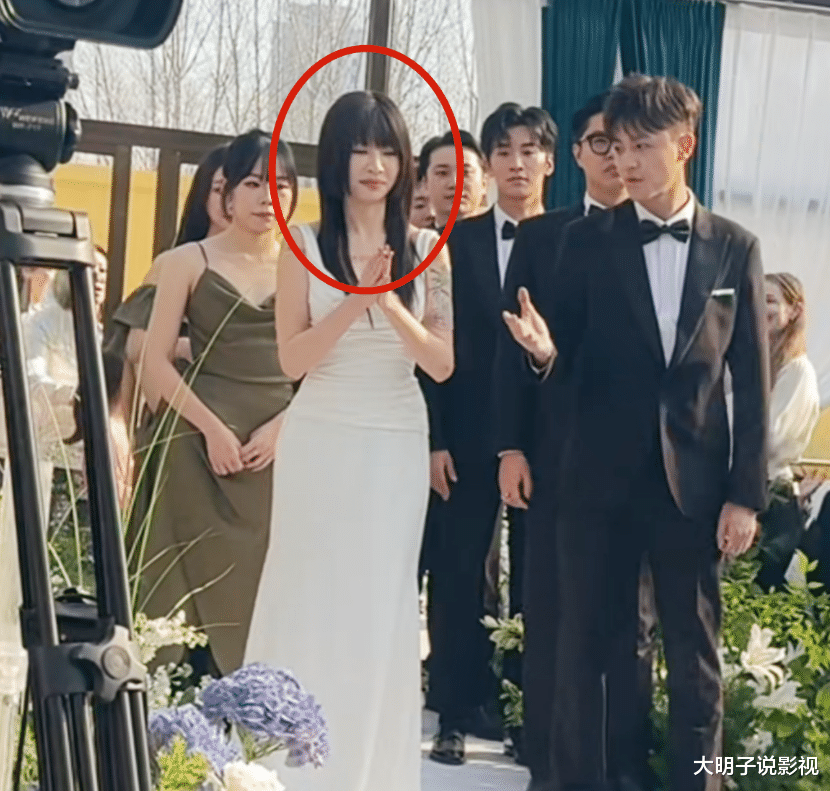 一位年轻的网红伴娘上了热搜！一袭白衣引争议，美与丑有天壤之别